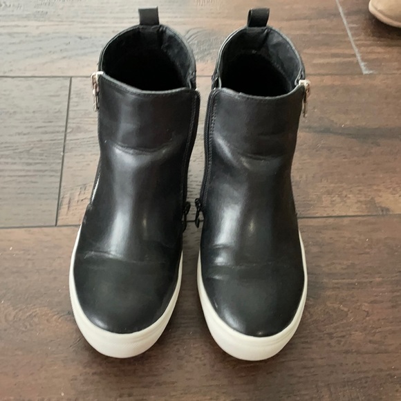 Black booties size 6.5 - Picture 2 of 5